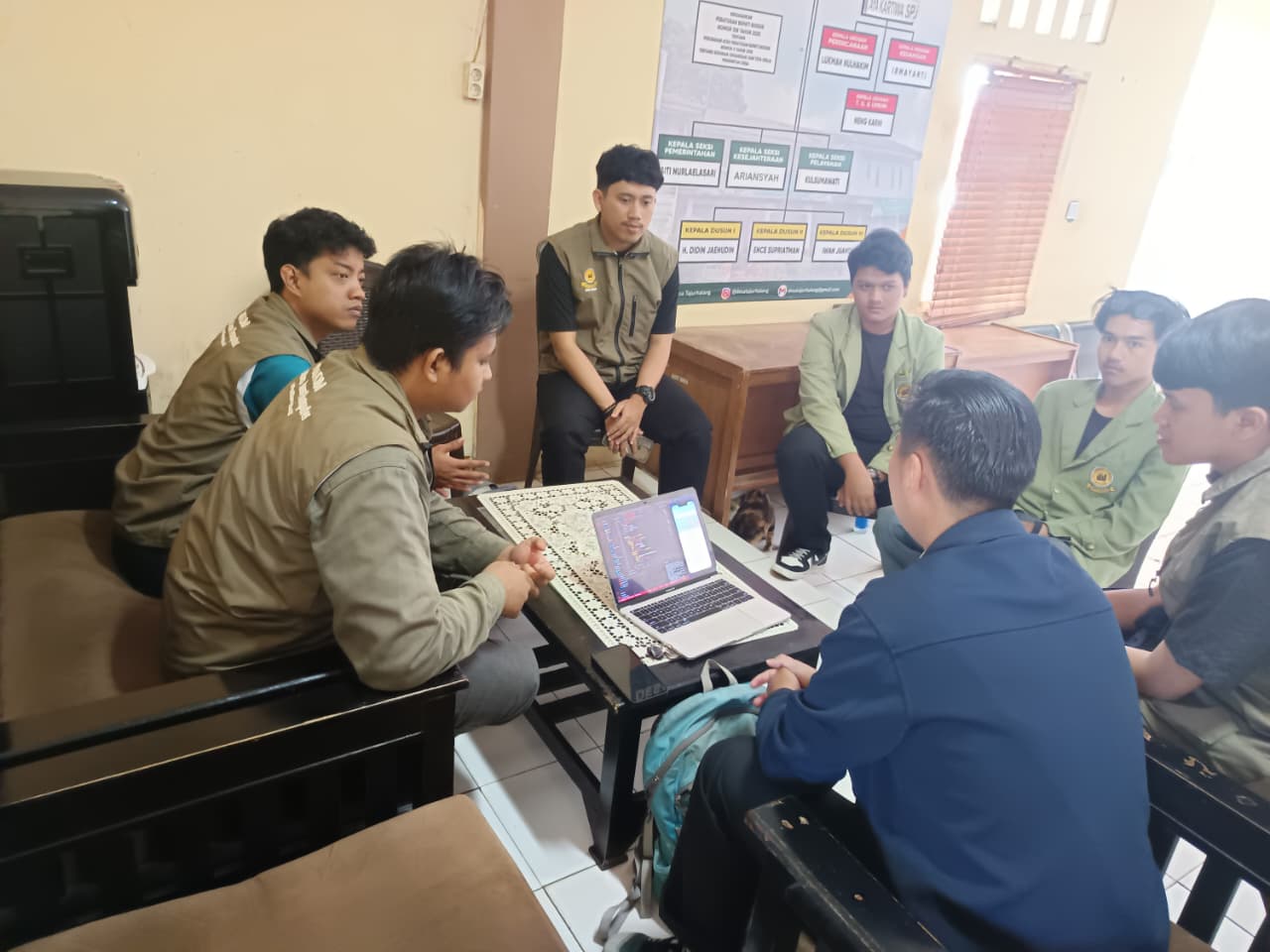 Mahasiswa KKN UNIDA Bantu Rancang Website Profil Desa Tajur Halang